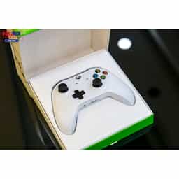 36411_tay_game_khong_day_xbox_one_white_02.jpg