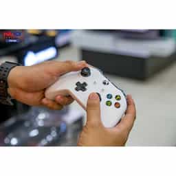 36411_tay_game_khong_day_xbox_one_white_03.jpg