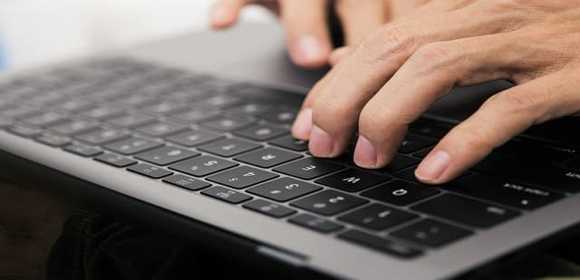 Bàn phím laptop bị loạn do đâu?Cách xử lý như thế nào?