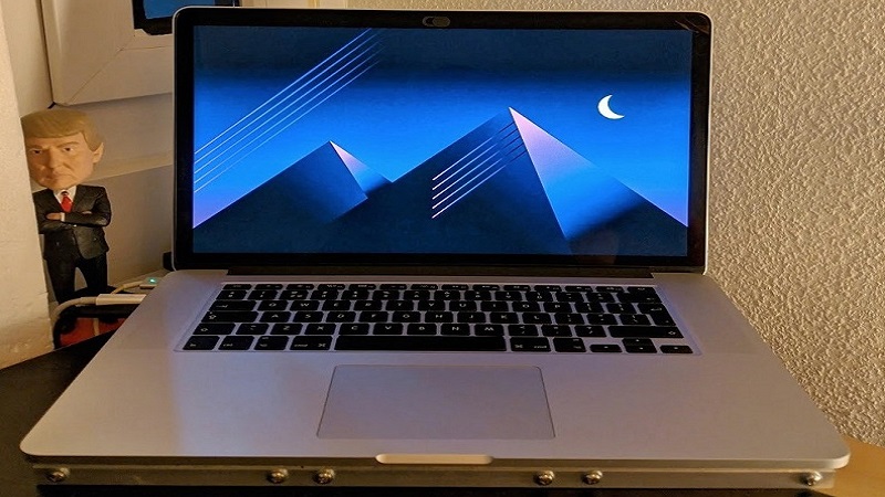 Bất ngờ với Macbook Pro được lắp tản nhiệt nước