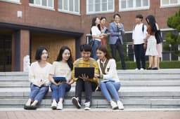 Sinh viên năm nhất có nên mua laptop không?
